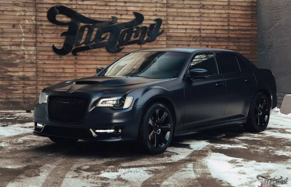 Обновленный Chrysler 300C! Кузовной ремонт и полный окрас кузова, оклейка матовым полиуретаном, комплексная шумоизоляция и сабвуферное звено, плановое ТО